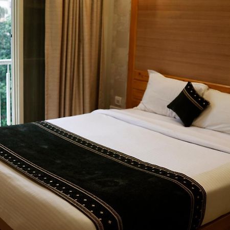The Myriad Hotel Баяндар Екстериор снимка