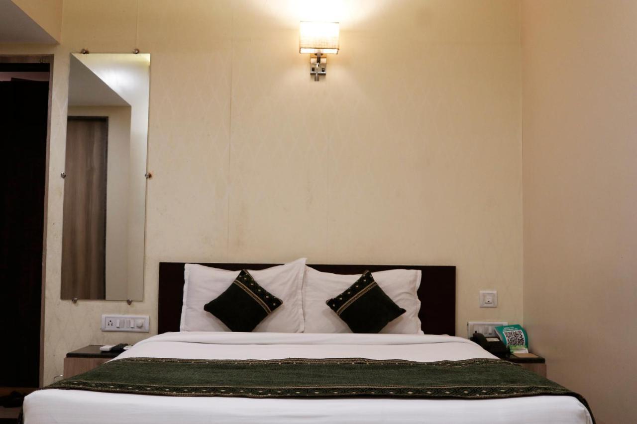 The Myriad Hotel Баяндар Екстериор снимка