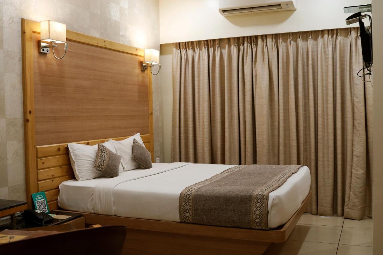 The Myriad Hotel Баяндар Екстериор снимка